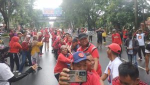 tarik tambang IKA Unhas.