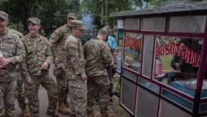 Momen tentara Amerika jajan batagor di Bandung. | ist