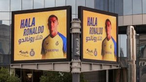 Papan reklame menampilkan wajah Cristiano Ronaldo di sepanjang jalan Arab Saudi untuk menyambut kedatangan Sang bintang di Al Nassr. | ist