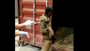 Bocah Bangladesh terkurung kontainer 6 hari.