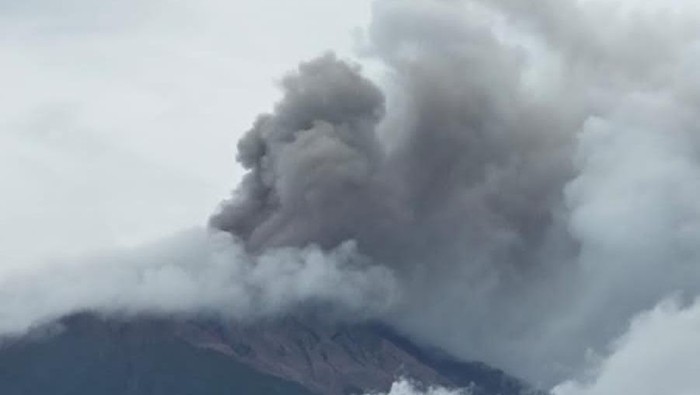 Erupsi Gunung Kerinci Masih Terjadi