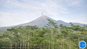 Gunung Semeru erupsi