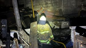 PETUGAS memadamkan api yang menghanguskan rumah di Tanjung Priok, Jakarta Utara pada Minggu, 29/1/2023, malam.