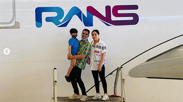 Raffi Ahmad bersama keluarganya berfoto di depan logo RANS Entertainment.
