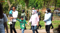 Presiden Jokowi dan dua cucunya.
