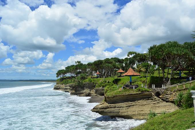 Pesona Pantai Batu Hiu di Pangandaran, Tanah Lot-nya Jawa Barat