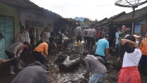Petugas gabungan bersama warga membersihkan sisa banjir bandang di Ijen, Bondowoso. | ist