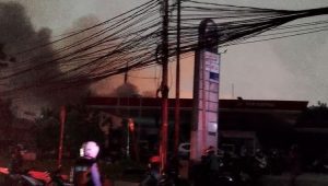 Asap membumbung dari lokasi kebakaran di Tanah Abang Jakpus Minggu malam, 26/2/2023.| ist