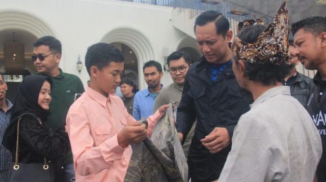 AHY bertemu komunitas anak muda di Kota Batu, Jawa Timur, Rabu, 8/2/2023.