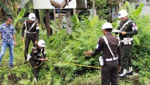 ANGGOTA POM AD melakukan olah Tempat Kejadian Perkara di lokasi penemuan mayat di Jalan Brigjen M. Yoenoes Kelurahan Bende Kecamatan Kadia Kota Kendari, Kamis, 23/2/2023.