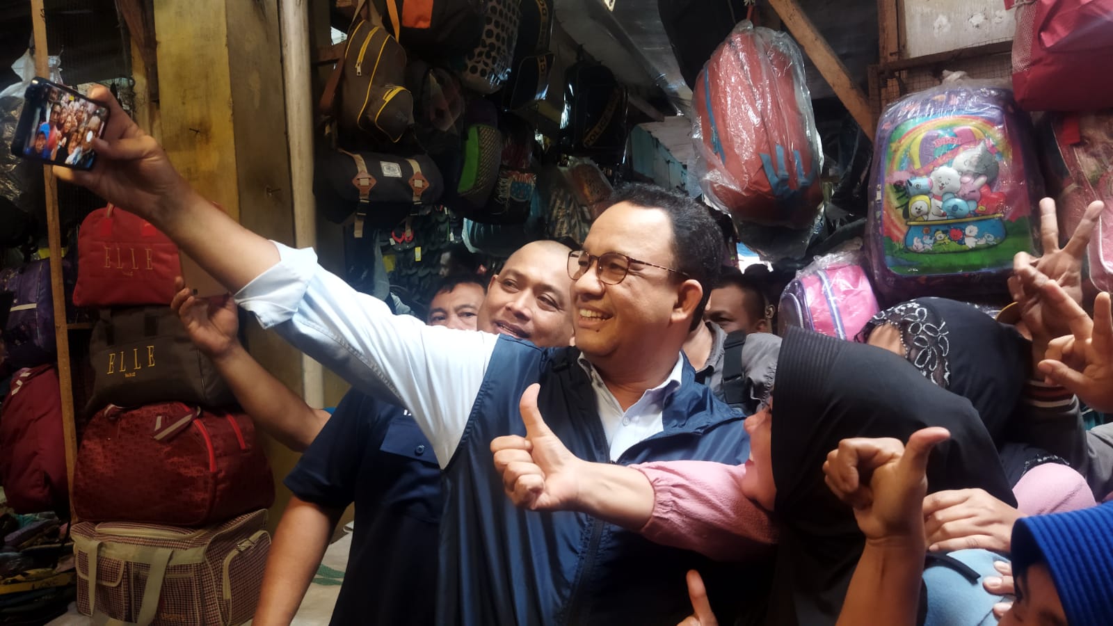 Kunjungi Lampung, Anies Baswedan Sapa Pedagang di Pasar Natar