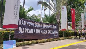 Demo Persatuan Warga Kampung Bayam di Balai Kota DKI Jakarta