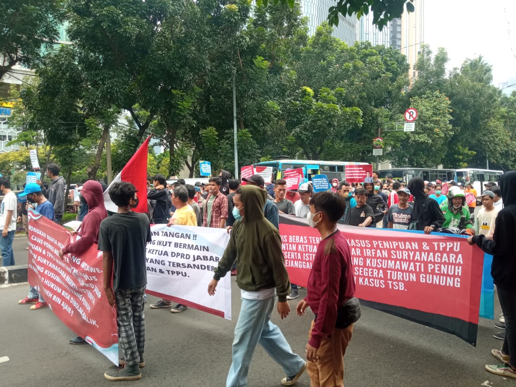 KPK Digeruduk Massa Minta Vonis Bebas Eks Ketua DPRD Jawa Barat Diusut