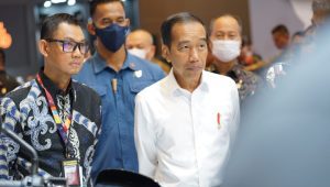 Dirut PLN Darmawan Prasodjo mendampingi Presiden Jokowi di pembukaan IIMS 2023.| dok. PLN
