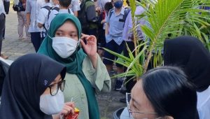Siswa sekolah High Scope Indonesia TB Simatupang dievakuasi ke luar ruangan saat terjadi gempa. | Forum Keadilan