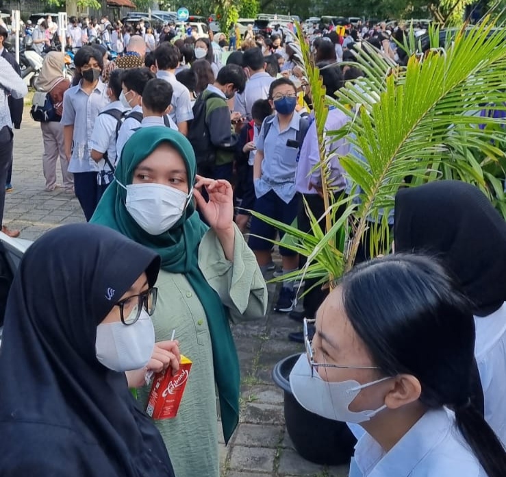 Siswa sekolah High Scope Indonesia TB Simatupang dievakuasi ke luar ruangan saat terjadi gempa. | Forum Keadilan