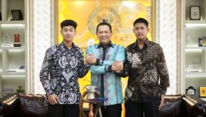 Pebalap Akbar Aureliansyah Lubis (kiri) dan Angga Aureliansyah Lubis (kanan) mendapat dukungan dari Ketua IMI Bambang Soesatyo (tengah) sebelum berlaga dalam FIM Junior Motocross World Championship 2023. | ist