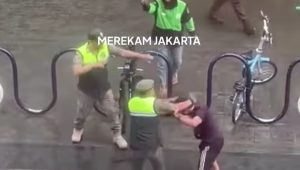 Tangkapan layar video penangkapan pelaku penusukan Sat Pol PP di Bundaran HI. | @merekamjakarta