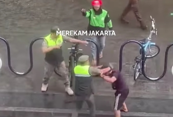 Tangkapan layar video penangkapan pelaku penusukan Sat Pol PP di Bundaran HI. | @merekamjakarta