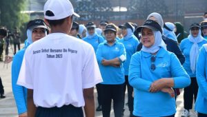 Ibu Iriana Joko Widodo dan Ibu Wury Ma’ruf Amin senam bersama di Kawasan Candi Borobudur, Magelang, Rabu, 1/2/2023.