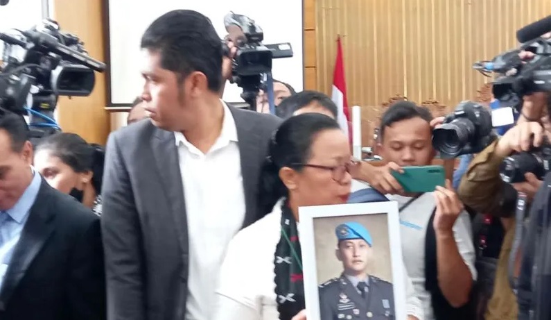 Ibunda Brigadir J Hadiri Sidang Vonis Sambo-Putri, Bawa Foto Sang Anak