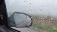Ilustrasi Mobil saat Musim Hujan