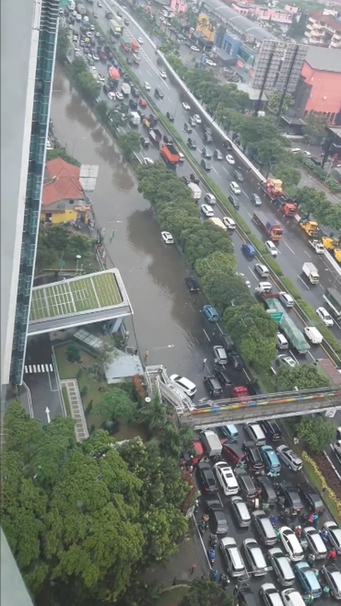 Jalan TB Simatupang Arah Pondok Indah Macet Akibat Sempat Tergenang