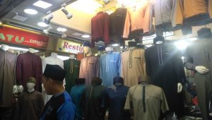 Baju koko dan sajadah di Pasar Tanah Abang menjadi incaran banyak orang menjelang Ramadan 1444 H. | Novia Suhari/Forum Keadilan