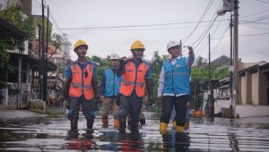 Petugas PLN mengantisipasi instalasi listrik saat banjir. | Dok PLN