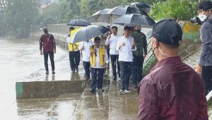 Presiden Joko Widodo saat meninjau normalisasi kawasan Ciliwung yang berada di Pengadegan, Jakarta Selatan, Selasa, 21/2/2023.