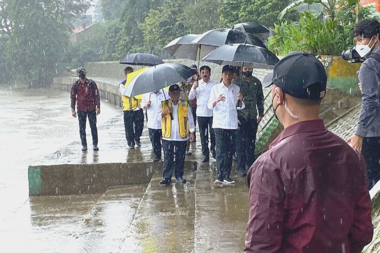 Tak Cuma Ciliwung, Jokowi Sebut 12 Sungai di Jakarta Perlu Dinormalisasi