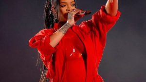 Rihanna saat tampil di Super Bowl