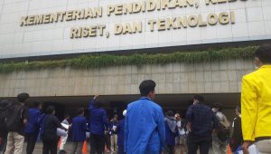 Mahasiswa demo di depan Kemendikbudristek