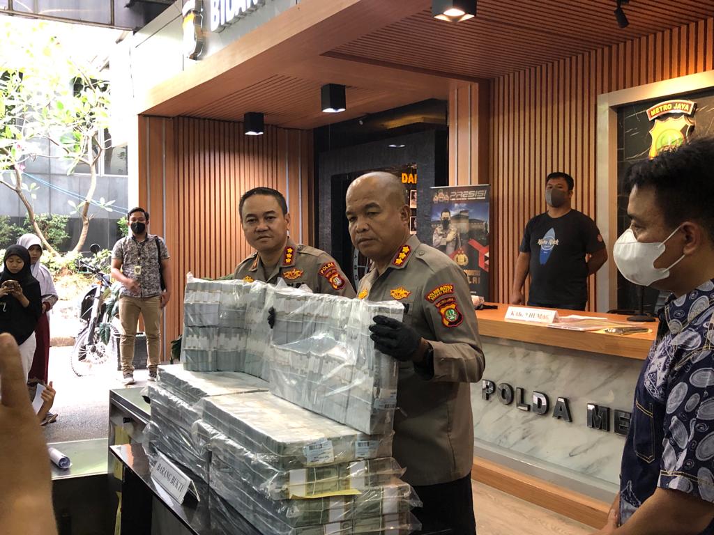 Polisi Ringkus Pengedar Uang Palsu Ratusan Ribu Lembar Dolar Amerika di Bekasi