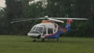 Helikopter yang membawa Kapolda Jatim Irjen Pol Toni Hermanto mendarat darurat di lapangan Desa Rejotangan, Tulungagung. | ist