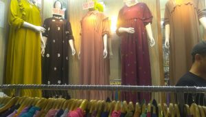 Gamis Pompom di Pasar Tanah Abang