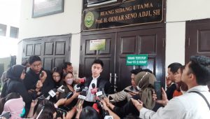 Pengacara Hendra Kurniawan usai sidang pembacaan vonis di PN Jaksel