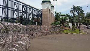 Kawat berduri disiagakan di depan gedung DPR