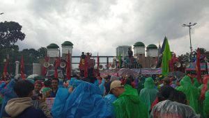 Demo tolak Perppu Cipta Kerja di depan gedung DPR/MPR