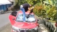 Anggota Ditresnarkoba Polda Jateng mengamuk dan merusak kaca mobil Honda Jazz di Kendal, Rabu, 15/2/2023.