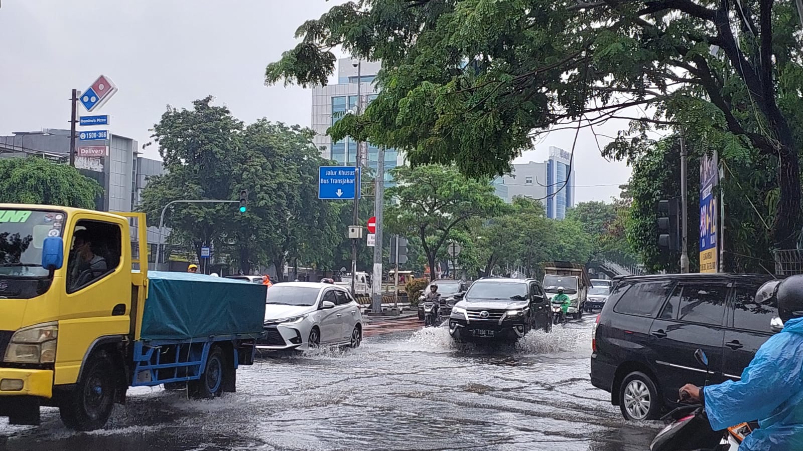Hujan Guyur Jakarta Sepanjang Malam, Beberapa Ruas di Jakarta Barat Tergenang