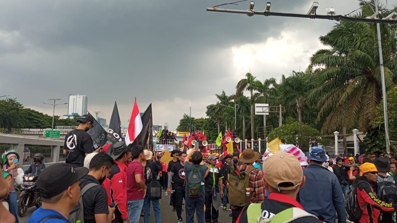 Demo Tolak Perppu Ciptaker di DPR, Jalan Gatot Subroto Ditutup