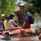 Tim SAR mengevakuasi warga terdampak banjir Makassar. | ist