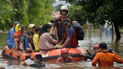 Tim SAR mengevakuasi warga terdampak banjir Makassar. | ist