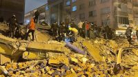 Puing-puing bangunan yang runtuh akibat gempa Turki. | ist