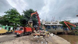 Hari Ini, Volume Sampah di Pintu Air Manggarai Meningkat