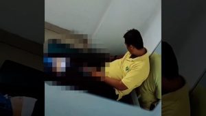 Tangkapan layar rekaman seorang terapis yang menjepit kepala anak hingga menjerit di RS Depok. | ist