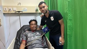 Pemain Madura United yang sempat kolaps Ricki Ariansyah dijenguk oleh pemain PSIS Farrel Arya. | ist