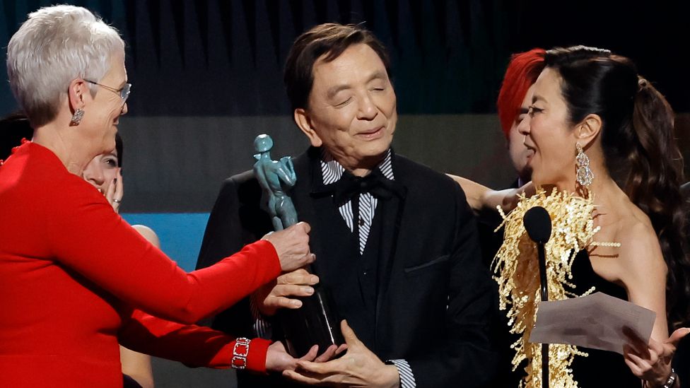 Bawa Pulang 7 Piala Oscar, Inilah Sinopsis Film Everything Everywhere All at Once