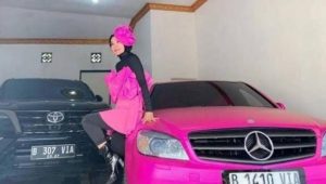 Tangkapan layar Istri Kasubag Administrasi Kendaraan Biro Umum Kemensetneg, Esha Rahmansah Abrar, yang viral karena pamer harta di media sosial. | ist